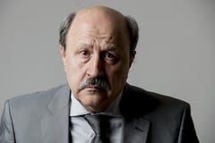 Fermez-vous vers le haut du portrait principal du regard triste et déprimé supérieur chauve d'homme des affaires 60s désespéré et photos libres de droits Fermez-vous vers le haut du portrait principal du regard triste et déprimé supérieur chauve d'homme des affaires 60s désespéré et photos libres de droits