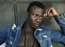 Fermez-vous vers le haut du portrait urbain du jeune homme afro-américain noir sportif beau et attirant dans la chemise ouverte d photos libres de droits Fermez-vous vers le haut du portrait urbain du jeune homme afro-américain noir sportif beau et attirant dans la chemise ouverte d photos libres de droits