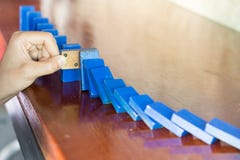 Fermi l'effetto di rischio di domino immagine stock libera da diritti Fermi l'effetto di rischio di domino immagine stock libera da diritti