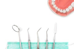 A ferramenta do dentista com m?scara e os dentes modelam imagem de stock A ferramenta do dentista com m?scara e os dentes modelam imagem de stock