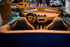 Ferrari bil- härlig orange Ferrari för episka konvertibla lyxiga sportar inre royaltyfria bilder Ferrari bil- härlig orange Ferrari för episka konvertibla lyxiga sportar inre royaltyfria bilder