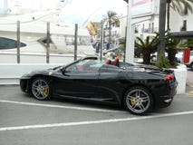 Ferrari negro convertible F430 en Puerto Banus fotos de archivo libres de regalías Ferrari negro convertible F430 en Puerto Banus fotos de archivo libres de regalías