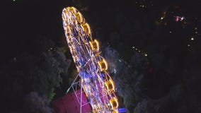 Ferris roda dentro um parque da cidade na noite grampo Vista superior da roda de Ferris de incandescência na noite fotos de stock Ferris roda dentro um parque da cidade na noite grampo Vista superior da roda de Ferris de incandescência na noite fotos de stock
