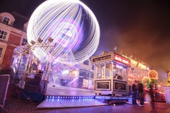 Ferris Whee και επισκέπτες που περπατούν μέσω της έκθεσης διασκέδασης σε Banbury στοκ εικόνα Ferris Whee και επισκέπτες που περπατούν μέσω της έκθεσης διασκέδασης σε Banbury στοκ εικόνα