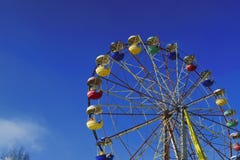 ferris катят на предпосылку голубого неба зимы стоковая фотография rf ferris катят на предпосылку голубого неба зимы стоковая фотография rf