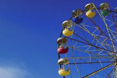 ferris катят на предпосылку голубого неба зимы стоковое фото rf ferris катят на предпосылку голубого неба зимы стоковое фото rf