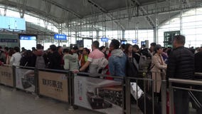 Ferrocarril de alta velocidad del tráfico chino en festival chino del Año Nuevo Ferrocarril de alta velocidad del tráfico chino en festival chino del Año Nuevo