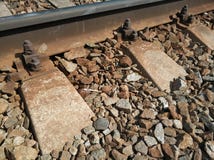 Ferrovia Vicino alle rotaie si trova una sigaretta immagini stock libere da diritti Ferrovia Vicino alle rotaie si trova una sigaretta immagini stock libere da diritti