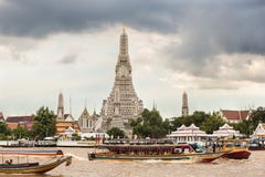 Ferry crossing Chao Phraya River in front of Wat Arun temple in Bangkok stock photography Ferry crossing Chao Phraya River in front of Wat Arun temple in Bangkok stock photography