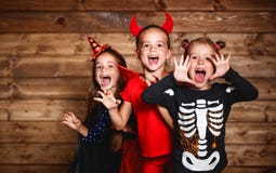 Festa Halloween Bambini divertenti del gruppo in costumi di carnevale fotografia stock libera da diritti Festa Halloween Bambini divertenti del gruppo in costumi di carnevale fotografia stock libera da diritti