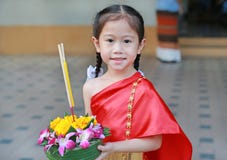 Festival di Loy Krathong, ragazza asiatica del bambino in vestito tradizionale tailandese con il krathong della tenuta per la dea fotografie stock libere da diritti Festival di Loy Krathong, ragazza asiatica del bambino in vestito tradizionale tailandese con il krathong della tenuta per la dea fotografie stock libere da diritti