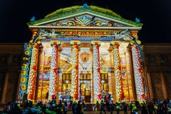 Festival léger international de Bucarest d'Athenaeum de projecteur roumain d'Ateneul Roman Lights At Night During Photo stock Festival léger international de Bucarest d'Athenaeum de projecteur roumain d'Ateneul Roman Lights At Night During Photo stock
