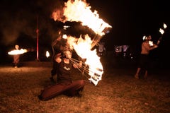 Festival medievale della Transilvania in Romania, fuoco-emissione, lanciafiamme, sfiatatoio del fuoco immagini stock Festival medievale della Transilvania in Romania, fuoco-emissione, lanciafiamme, sfiatatoio del fuoco immagini stock