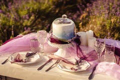 Festively послужил таблица с букетами и тортом лаванды стоковая фотография rf Festively послужил таблица с букетами и тортом лаванды стоковая фотография rf
