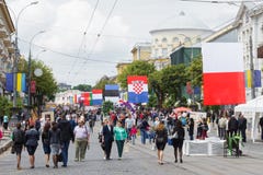 Festivités de masse des personnes sur la rue centrale de la ville, au cours de la journée de l'Europe photographie stock Festivités de masse des personnes sur la rue centrale de la ville, au cours de la journée de l'Europe photographie stock