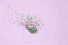 Festliche Pailletteexplosion vom Umschlag auf Flieder lizenzfreie stockfotos Festliche Pailletteexplosion vom Umschlag auf Flieder lizenzfreie stockfotos
