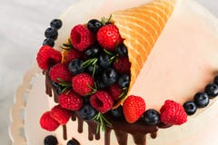 Festlicher Kuchen mit schmelzender Schokolade und sortierten Früchten in einem Waffelhorn auf neutralem Hintergrund stockbilder Festlicher Kuchen mit schmelzender Schokolade und sortierten Früchten in einem Waffelhorn auf neutralem Hintergrund stockbilder