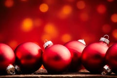 Festlig bakgrund för röda julbollar arkivfoto Festlig bakgrund för röda julbollar arkivfoto