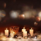 Festlig julgarnering med stearinljus arkivbilder Festlig julgarnering med stearinljus arkivbilder