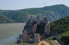 Festung/Schloss Golubac, errichtet im 14. Jahrhundert, auf dem Verbot lizenzfreie stockbilder Festung/Schloss Golubac, errichtet im 14. Jahrhundert, auf dem Verbot lizenzfreie stockbilder