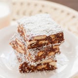 Fetta della noce di cocco del cioccolato con i biscotti immagini stock Fetta della noce di cocco del cioccolato con i biscotti immagini stock