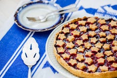 Fetta di crostata di ciliege acida casalinga deliziosa sul piatto Fotografie Stock Fetta di crostata di ciliege acida casalinga deliziosa sul piatto Fotografie Stock