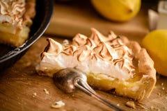Fetta di crostata della meringa del limone Fotografia Stock Libera da Diritti Fetta di crostata della meringa del limone Fotografia Stock Libera da Diritti