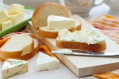 Fetta di pane con formaggio cremoso e burro per la prima colazione fotografie stock Fetta di pane con formaggio cremoso e burro per la prima colazione fotografie stock