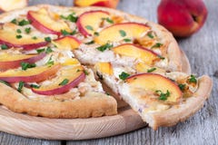 Fetta di pizza con il pollo e di pesche su un bordo di legno Fotografie Stock Libere da Diritti Fetta di pizza con il pollo e di pesche su un bordo di legno Fotografie Stock Libere da Diritti