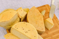 Fette di bugia del formaggio su un primo piano del bordo di legno Tipi differenti di formaggio, di tovaglia di tela bianca e di c immagini stock Fette di bugia del formaggio su un primo piano del bordo di legno Tipi differenti di formaggio, di tovaglia di tela bianca e di c immagini stock