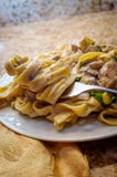 Fettuccine Alfredo Grilled Chicken royalty-vrije stock foto's Fettuccine Alfredo Grilled Chicken royalty-vrije stock foto's