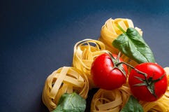 Fettuccini italiano della pasta su un fondo nero fotografia stock Fettuccini italiano della pasta su un fondo nero fotografia stock