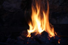 Feuer im alten Steinkamin stockbilder Feuer im alten Steinkamin stockbilder