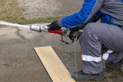 Feuerwehrmannspraywasser während einer Schulungsübung lizenzfreie stockfotografie Feuerwehrmannspraywasser während einer Schulungsübung lizenzfreie stockfotografie