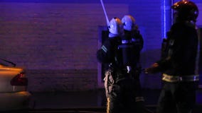 Feuerwehrmänner verweisen Wasserstrom auf brennendem Haus Gebäude im vollen lodernden Inferno und ein Feuerwehrmann Fighting, zum stock footage Feuerwehrmänner verweisen Wasserstrom auf brennendem Haus Gebäude im vollen lodernden Inferno und ein Feuerwehrmann Fighting, zum stock footage