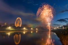 Feuerwerk am Volksfestival mit Riesenrad herein Regensburg lizenzfreies stockbild Feuerwerk am Volksfestival mit Riesenrad herein Regensburg lizenzfreies stockbild
