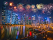 Feuerwerk über Singapur-Skylinen und Ansicht von Wolkenkratzern auf Marin stockfotos Feuerwerk über Singapur-Skylinen und Ansicht von Wolkenkratzern auf Marin stockfotos