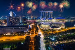 Feuerwerk über Singapur-Skylinen und Ansicht von Wolkenkratzern auf Marin stockfotografie Feuerwerk über Singapur-Skylinen und Ansicht von Wolkenkratzern auf Marin stockfotografie