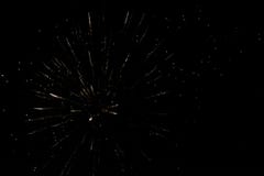 Feux d'artifice colorés Le fond pendant la nouvelle année photos stock Feux d'artifice colorés Le fond pendant la nouvelle année photos stock