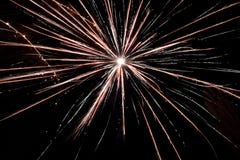 Feux d'artifice dans un ciel noir de fond image stock Feux d'artifice dans un ciel noir de fond image stock