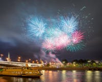 Feux d'artifice de fête au-dessus de Moscou Kremlin Image libre de droits Feux d'artifice de fête au-dessus de Moscou Kremlin Image libre de droits