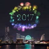 2017 feux d'artifice de nouvelle année au-dessus de marina aboient dans la ville de Yokohama, Japon Images stock