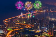 Feux d'artifice et pont colorés de Gwangan dans la ville de Busan, Kore du sud photographie stock libre de droits Feux d'artifice et pont colorés de Gwangan dans la ville de Busan, Kore du sud photographie stock libre de droits
