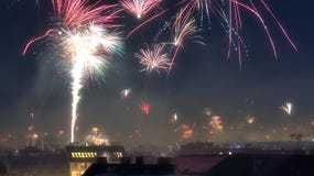 Feux d'artifice d'isolement de bonne année au-dessus des toits de Vienne en Autriche image stock Feux d'artifice d'isolement de bonne année au-dessus des toits de Vienne en Autriche image stock