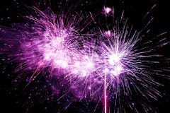 Feux d'artifice d'isolement sur le fond noir Feux d'artifice d'isolement sur le fond noir