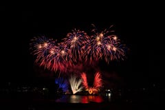 Feux d'artifice sur la rivière photo libre de droits Feux d'artifice sur la rivière photo libre de droits