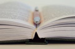 ?ffnen Sie Buch Ein Stift liegt zwischen den Seiten in einem offenen Buch lizenzfreies stockfoto ?ffnen Sie Buch Ein Stift liegt zwischen den Seiten in einem offenen Buch lizenzfreies stockfoto