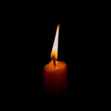 Fiamma di candela in uno scuro Dispiacere e depressione, simbolo emozionale di perdita della gente amata Isolato sul nero fotografia stock Fiamma di candela in uno scuro Dispiacere e depressione, simbolo emozionale di perdita della gente amata Isolato sul nero fotografia stock