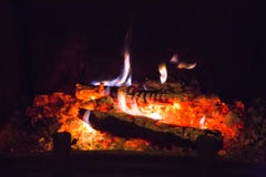 Fiamme del fuoco con la cenere in camino fotografia stock libera da diritti Fiamme del fuoco con la cenere in camino fotografia stock libera da diritti