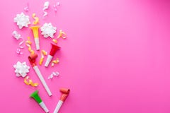 Fiamme del partito di Colorul su fondo rosa Concetto di celebrazione Disposizione piana fotografia stock libera da diritti Fiamme del partito di Colorul su fondo rosa Concetto di celebrazione Disposizione piana fotografia stock libera da diritti